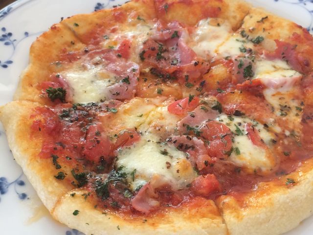 生ハムモッツァレラのピザ。モチッとしてしっかりとした生地で濃厚トマトソースと具の味に負けません。_バニヤン