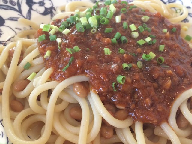 納豆ミートソース。太めの生パスタと絡んで美味しい!_バニヤン