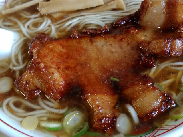 特製は揚げた豚肉がのってます_いろは食堂