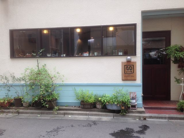 白地にブルーがポイントのとっても可愛いお店です。お店の中も癒される空間になっています!_40計画