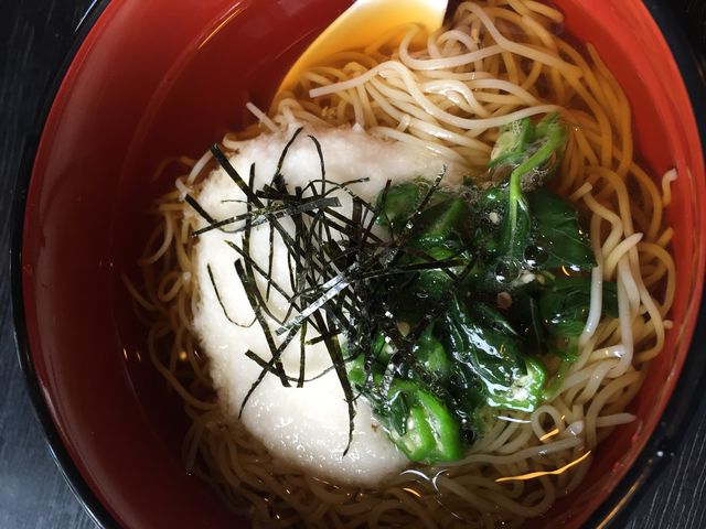 目の前のお蕎麦屋さん。
季節限定、とろろ蕎麦!
冷たくて、凄く美味しかったです。_彌彦神社