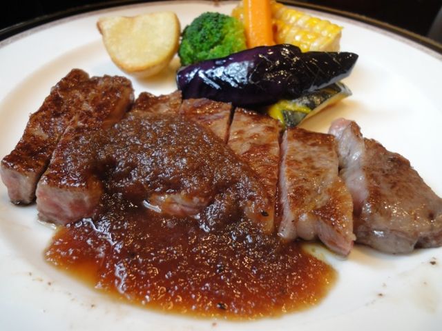 お肉はやわらかくてジューシー、ソースもおいしいです_飛騨牛しげむら