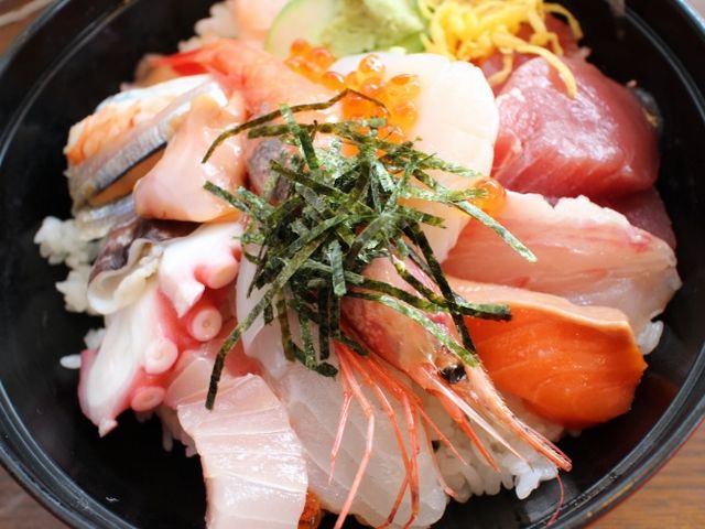 税込850円とは思えない内容の海鮮丼_一力