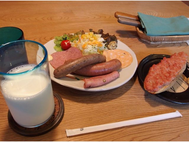ハム、ソーセージのセットとリエットを塗ったバゲット、美瑛産の牛乳を添えて_歩人