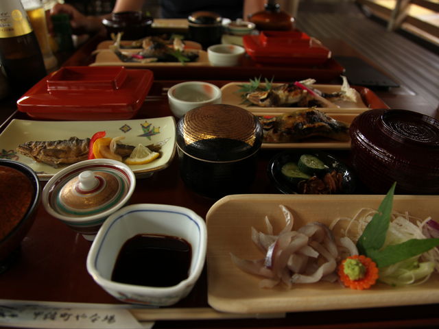コース料理「松」。手前右手は鮎のお刺身_やな場