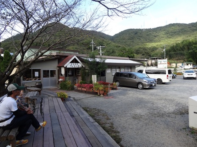外のベンチで皆食べています_安富牧場 ファミーユ