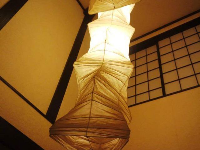 入口すぐの吹き抜け照明_お宿たなか
