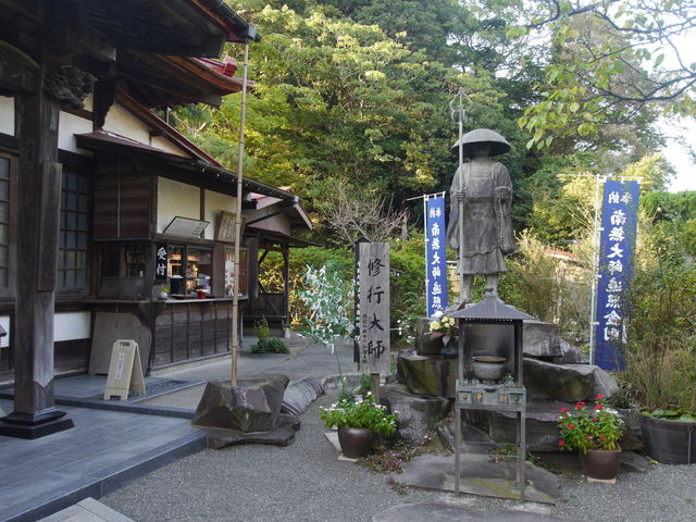 入って右手に受付があります_田谷の洞窟(定泉寺境内)