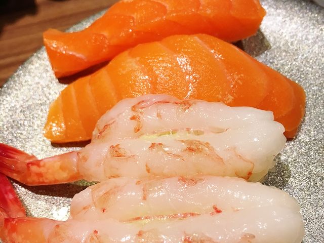 サーモンと甘エビ_回転寿司 ぱさーる