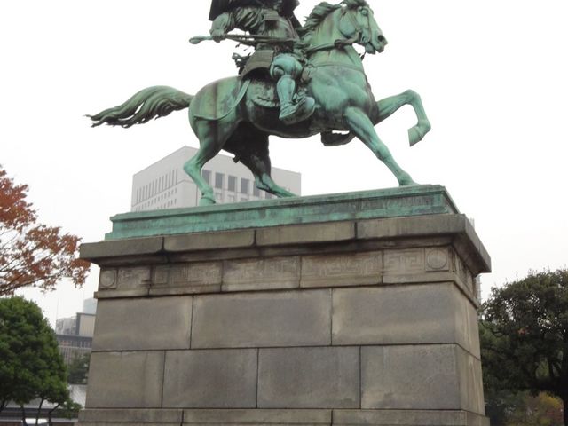 楠公像_二重橋前楠公レストラン