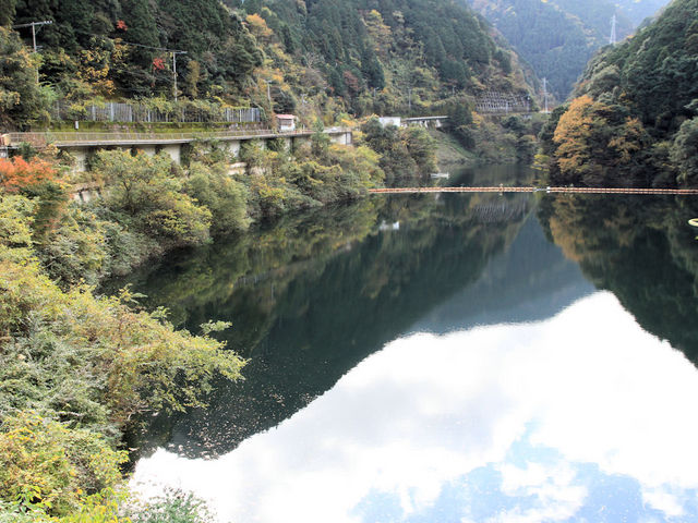 山々を映す湖面_別子の湖(鹿森ダム湖)