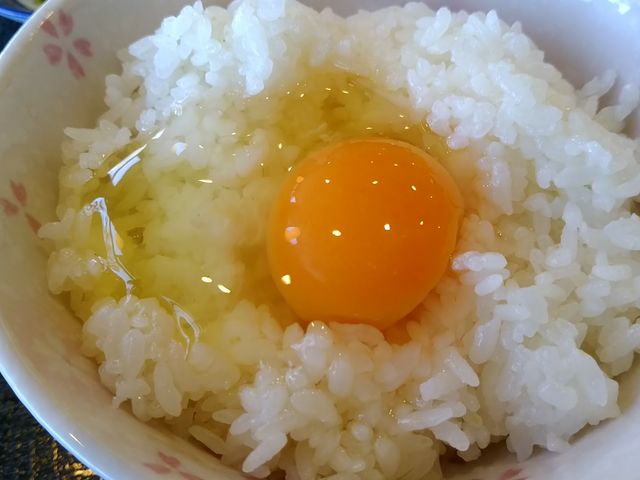 たまごかけごはん。専用のお醤油をかけます。お茶碗けっこう大きいです。_コッコファーム たまご庵