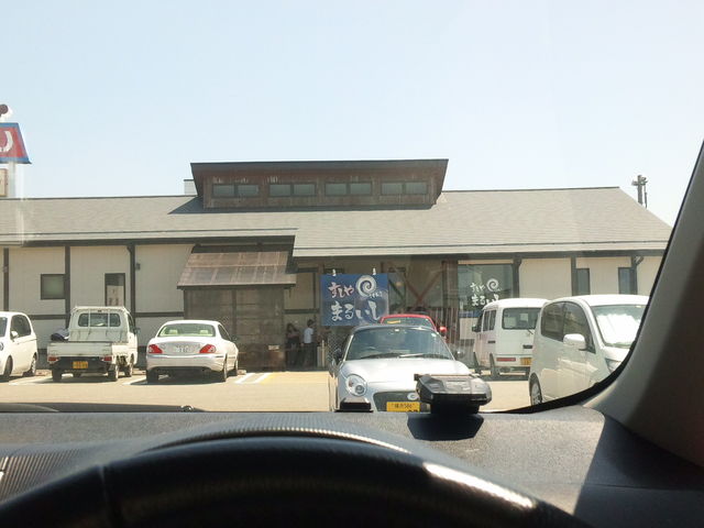 人気店らしく、すごく賑わってました。もちろん順番待ち(笑)。_すしや まるいし