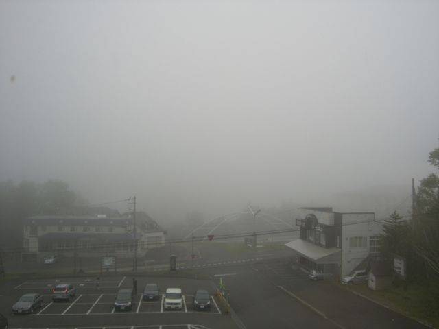霧がかかりました。見えてるのはホテルの中駐車場ではありません。_大雪山白金観光ホテル