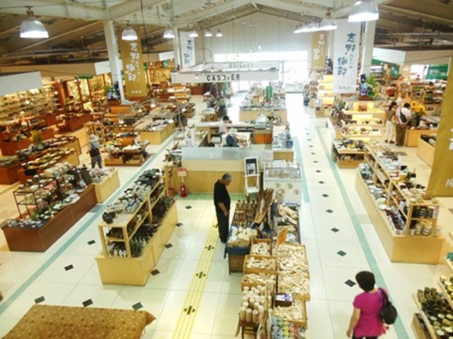 明るく広々店内_道の駅 志野・織部