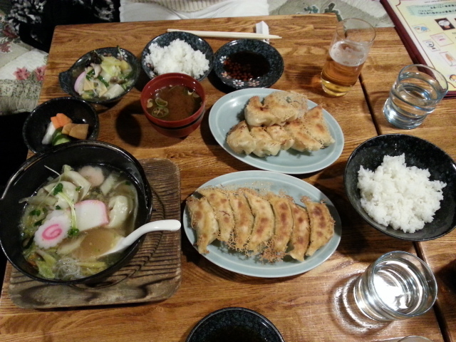 焼餃子セットと水餃子の単品を頼みました_餃子センター
