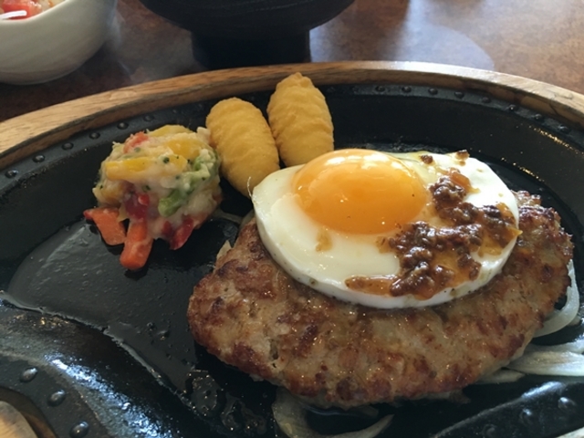 ジューシーでおいしいエッグハンバーグステーキ。_びっくりドンキー千葉若松店