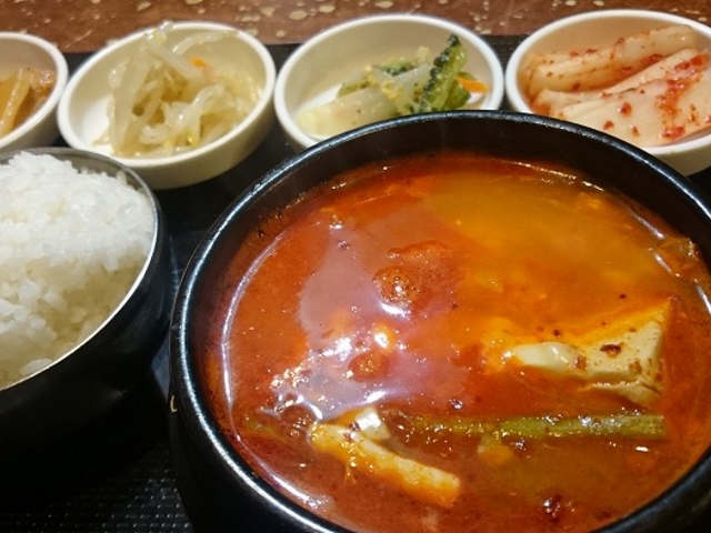 チゲなど鍋類も充実_とんどこ 新大久保店