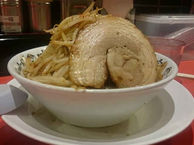 ガッツリ大盛りの野菜とチャーシュー_野郎ラーメン 渋谷センター街総本店