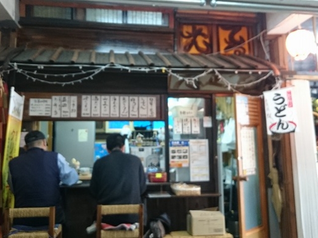 市場内の小さな定食屋さんは、不思議な一体感を醸しだす幸せ空間_定食屋 光(てる)