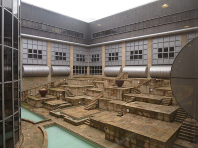 館内には、神殿風の建物もあります_国立民族学博物館