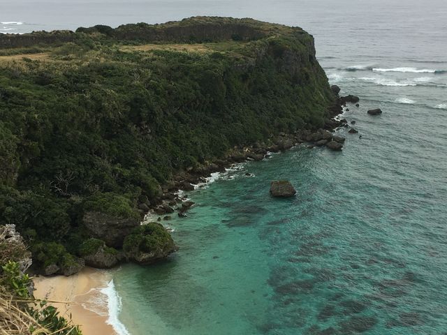 エメラルドグリーンの海の色がたまりません(´ε` )〓_宮城島