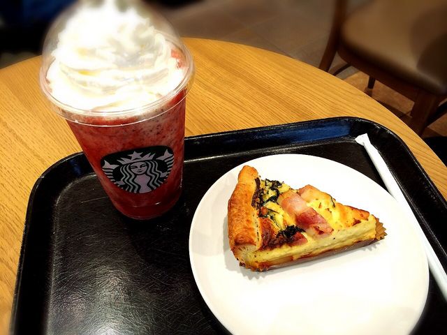 キッシュや期間限定のフラペチーノが美味しいです_スターバックス・コーヒー イオン札幌苗穂ショッピングセンター店