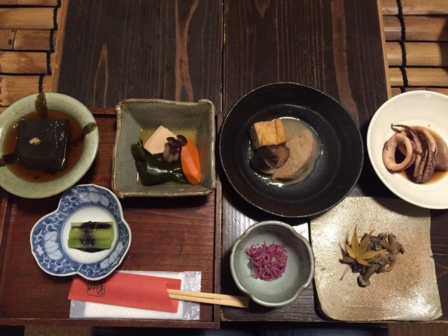 左にある胡麻豆腐は本当に絶品です!!この他にも何点かお料理を出して頂きました。_知憩軒