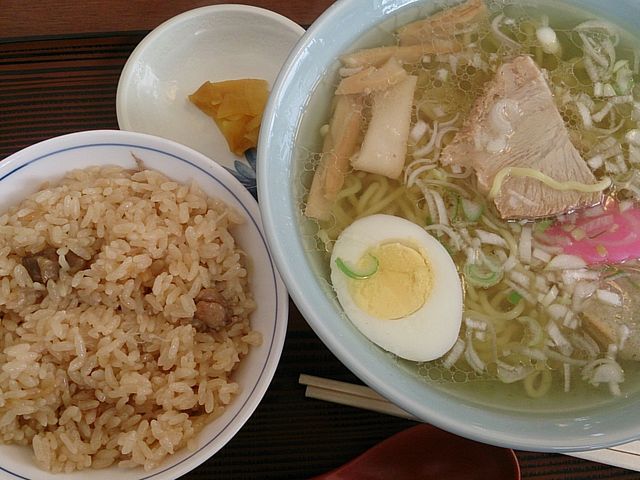 鶏めしと塩ラーメン
_しらかば茶屋