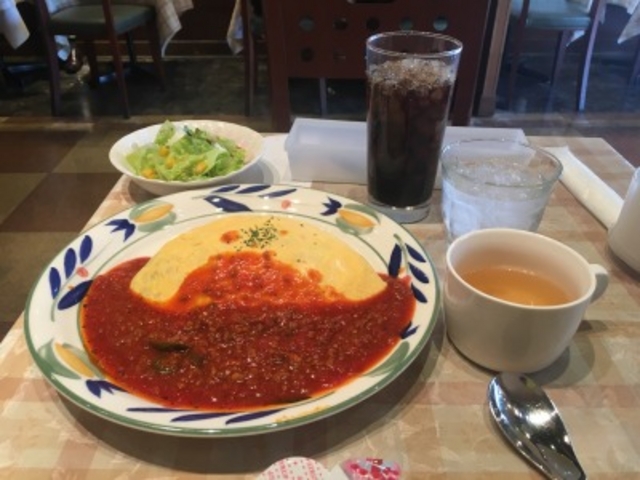これはスパイシーなソースが掛かったコースです_ハローエッグ千代田店
