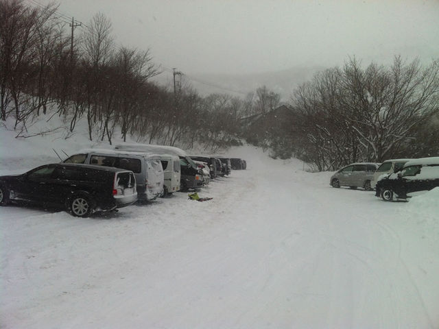 一番近い駐車場 大雪のせいか車が一台も止まってないときはわからないかったです_那須温泉ファミリースキー場
