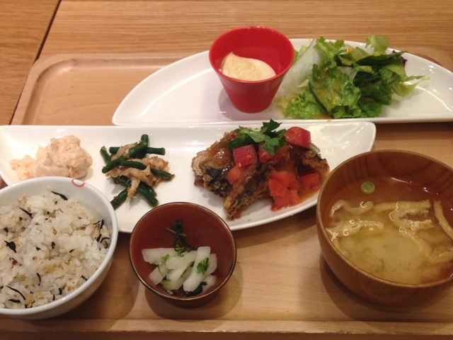 忙しいようです_おぼん de ごはん ラゾーナ川崎店