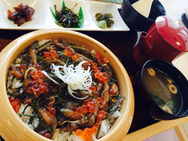 ぶっかけ丼は期間限定。レギュラーメニューも美味です。_浄土ヶ浜レストハウス