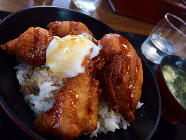 名物のどんこ唐揚げ丼。サクッカラッとあがったどんこに甘辛のタレと半熟玉子がからまり、絶品。_善助屋食堂
