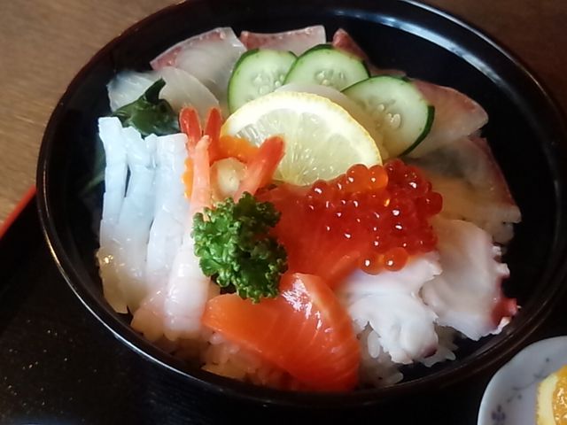 具だくさんの海鮮丼。新鮮で食べごたえがありました。_志賀島
