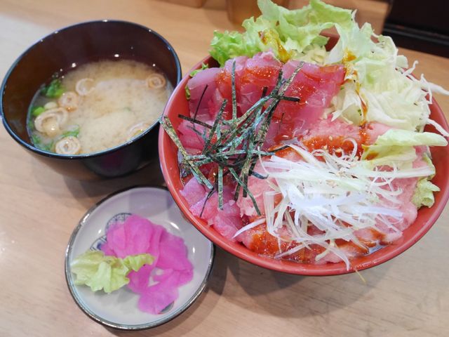ピリ辛のたれでいただくマグロ丼_まぐろ三昧 那智