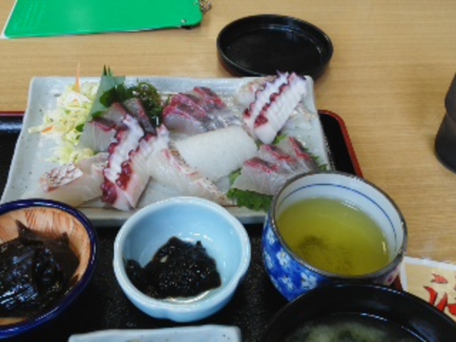 刺身定食食べました。美味しかったです。1800円でした。_上天草物産館さんぱーる