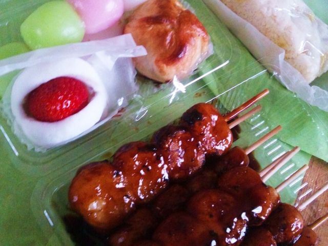 一日に1000本以上売れる日もある、平らに潰れたような形が特徴の『みたらしだんご』_和泉屋