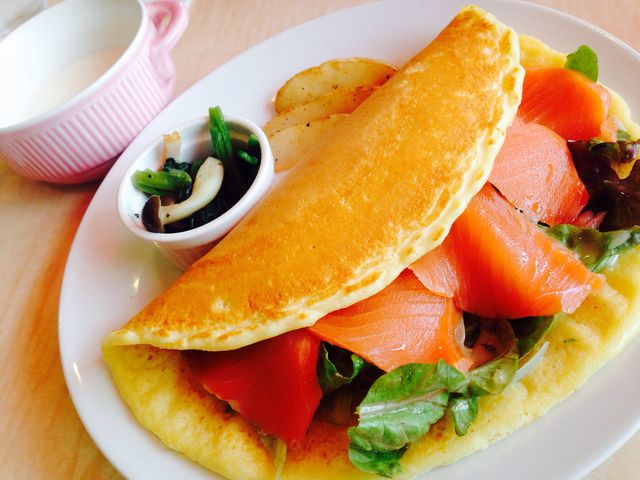 スモークサーモン_パンケーキ専門店 Cafe de Souvenir (カフェ スヴェニール)