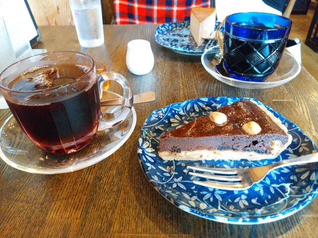 アイスコーヒーとチョコ・レーズンのケーキ。奥はブレンドコーヒーと定番のチーズケーキ。_すみだ珈琲
