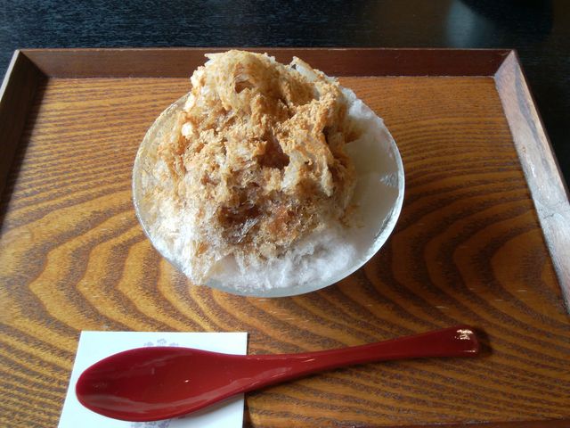 大和茶、和三盆、イチゴ、黒糖きなこを食べました。見えにくいですが黒糖きなこはお餅も付いててお得。_寧楽菓子司 中西与三郎