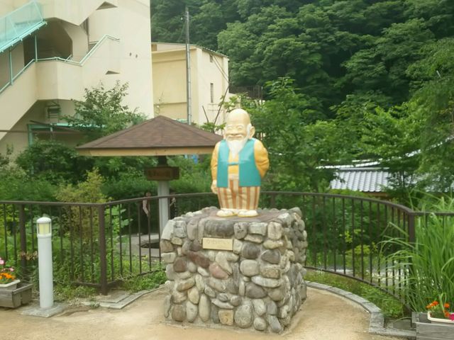 川治温泉のカワジイの足湯前にあるカワジイの像です。
隣には一柳閣があり、目立たないけどいい感じです_川治ふれあい公園
