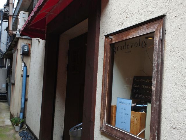路地裏にあります。こんなオシャレなお店があるなんて!_グラデヴォーレ gradevole