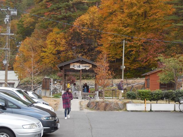 湯めぐり駐車場の出入口付近_鳴子温泉 足湯 下地獄源泉