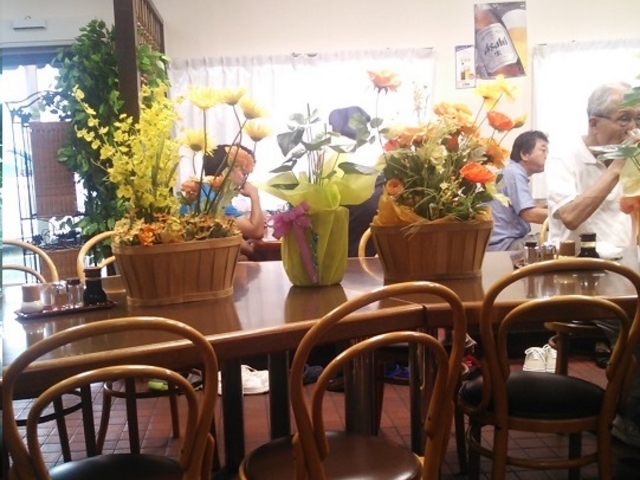 そこかしこに配置されている鉢植えの花が癒しの空間を演じる_レストランくいしん坊