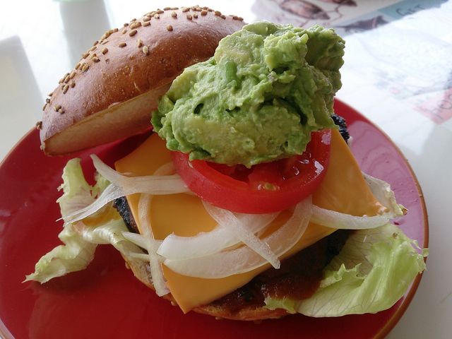 自家製バンズを使ったアボカドバーガー_zooton’s
