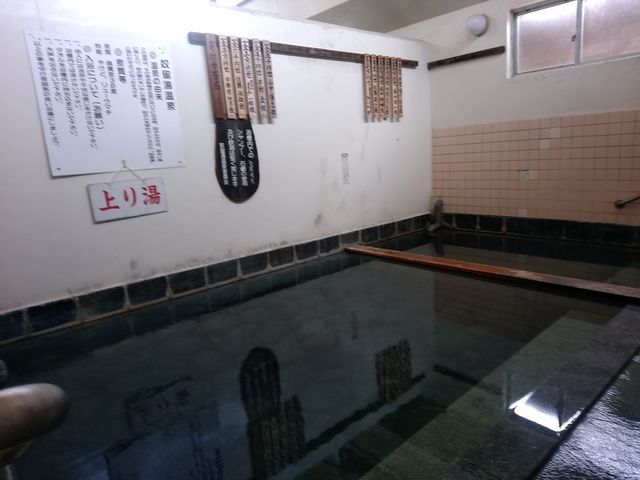 浴槽から硫黄泉が、流れ出す_奴留湯温泉共同浴場