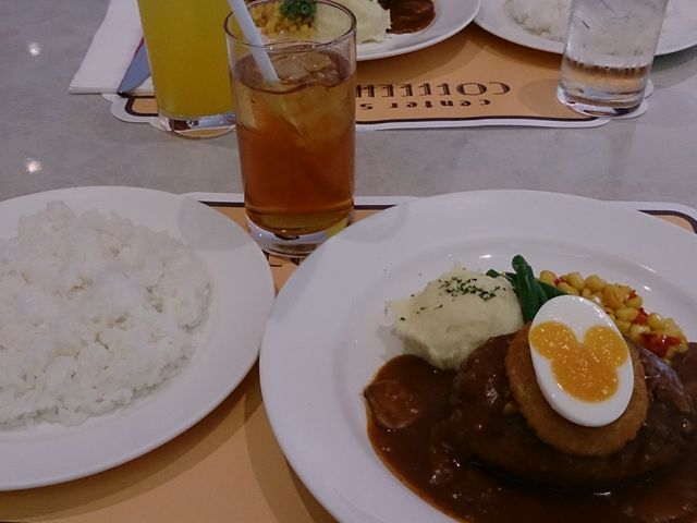 ハンバーグのセットです!
ゆで卵もミッキーの形でかわいいです☆_センターストリート・コーヒーハウス