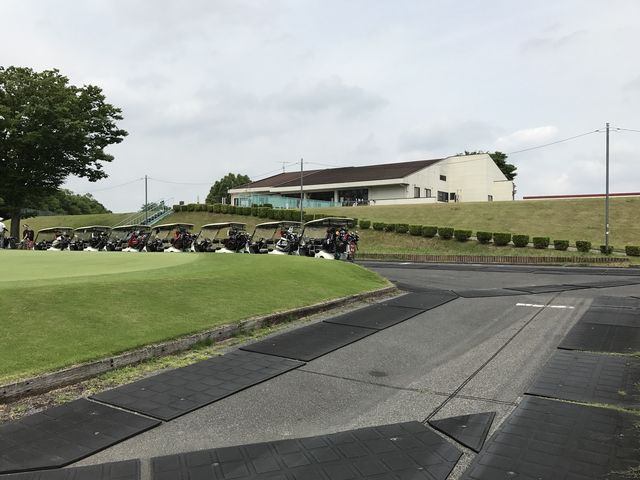 コース側からクラブハウスを望む_板倉ゴルフ場