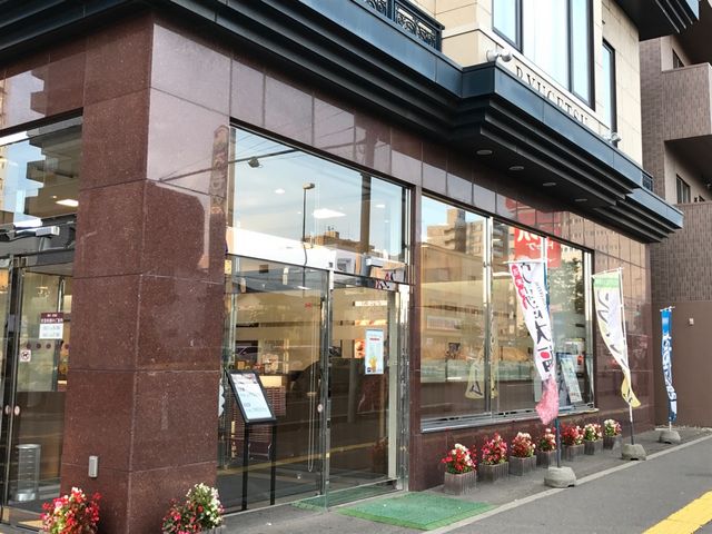 きれいな店舗_北の自然菓 柳月 月寒店